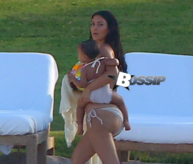21 Jul 2014, Mexico ---Kim Kardashian takes a walk on the beach in Mexico with Kanye West and baby North Pictured: Kim Kardashian takes a walk on the beach in Mexico with Kanye West and baby North --- Image by © Splash News/Splash News/Corbis