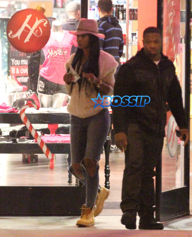 FameFlynetPIctures Sean Combs &Kim Porter Shop At The Hustler Store