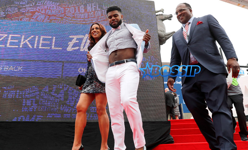 Ohio State running back Ezekiel Elliott, center, arrives at the 2016 NFL Draft at the Auditorium Theatre on Thursday, April 28, 2016 in Chicago. (Ben Liebenberg via AP)