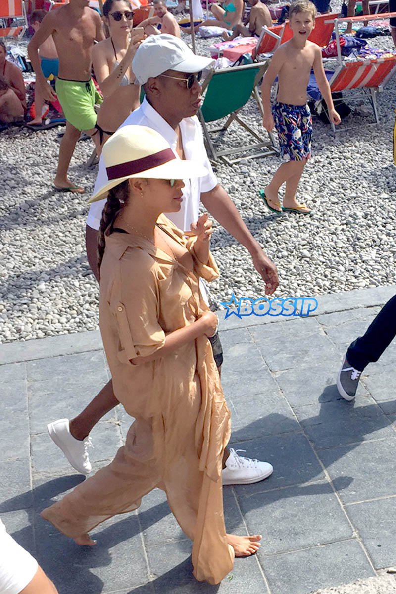 AKM-GSI Beyonce Jay-Z Blue Ivy Carter Julius De Boer Capri Italy Boat Sunglasses black and white cut out swimsuit cleavage sunhat