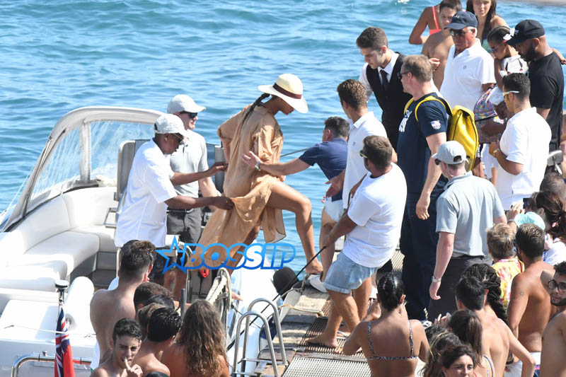 AKM-GSI Beyonce Jay-Z Blue Ivy Carter Julius De Boer Capri Italy Boat Sunglasses black and white cut out swimsuit cleavage sunhat