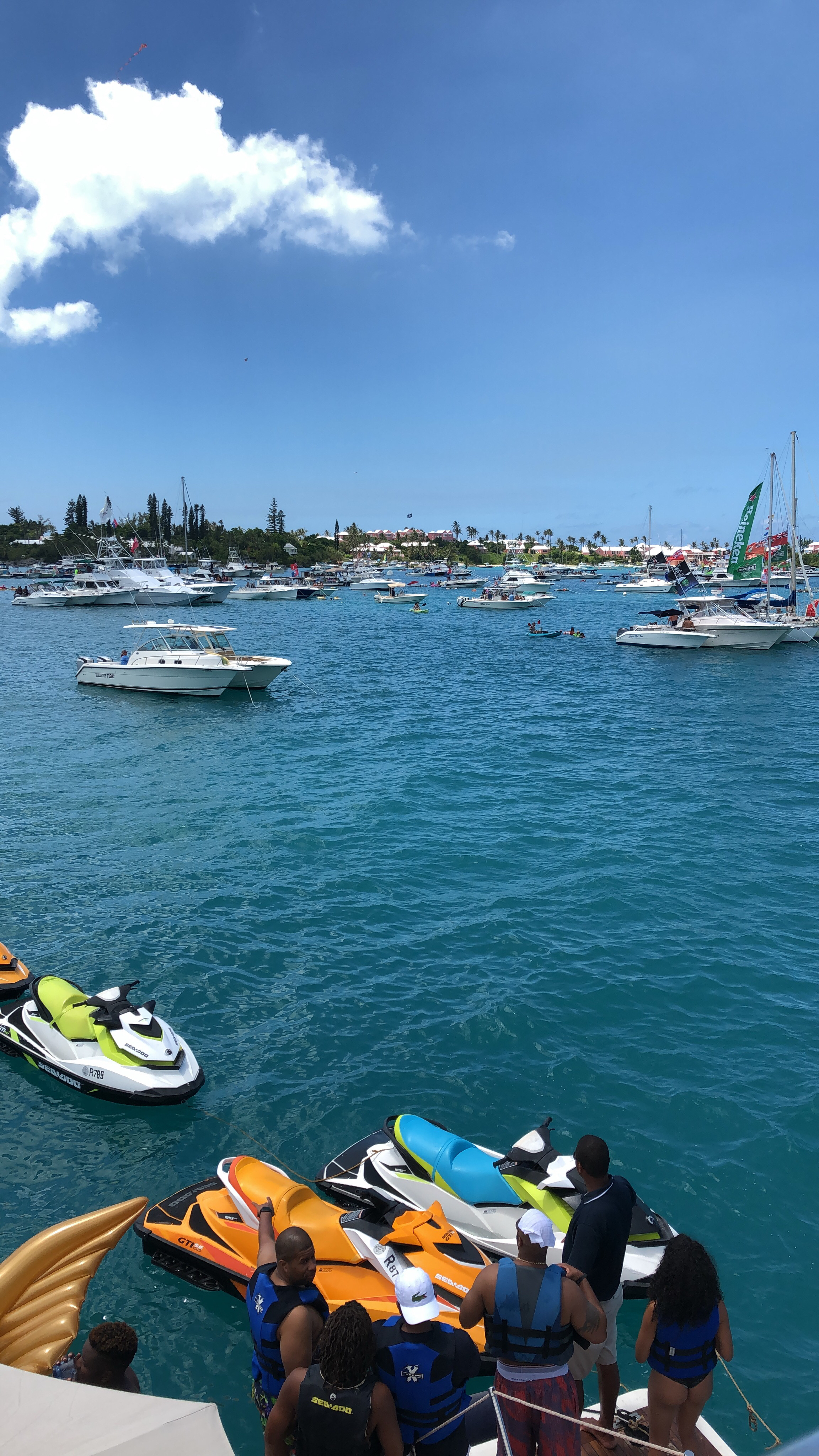 Bermuda non mariners raft up