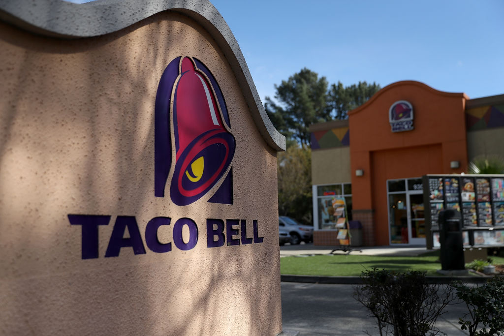 customer shoots up taco bell