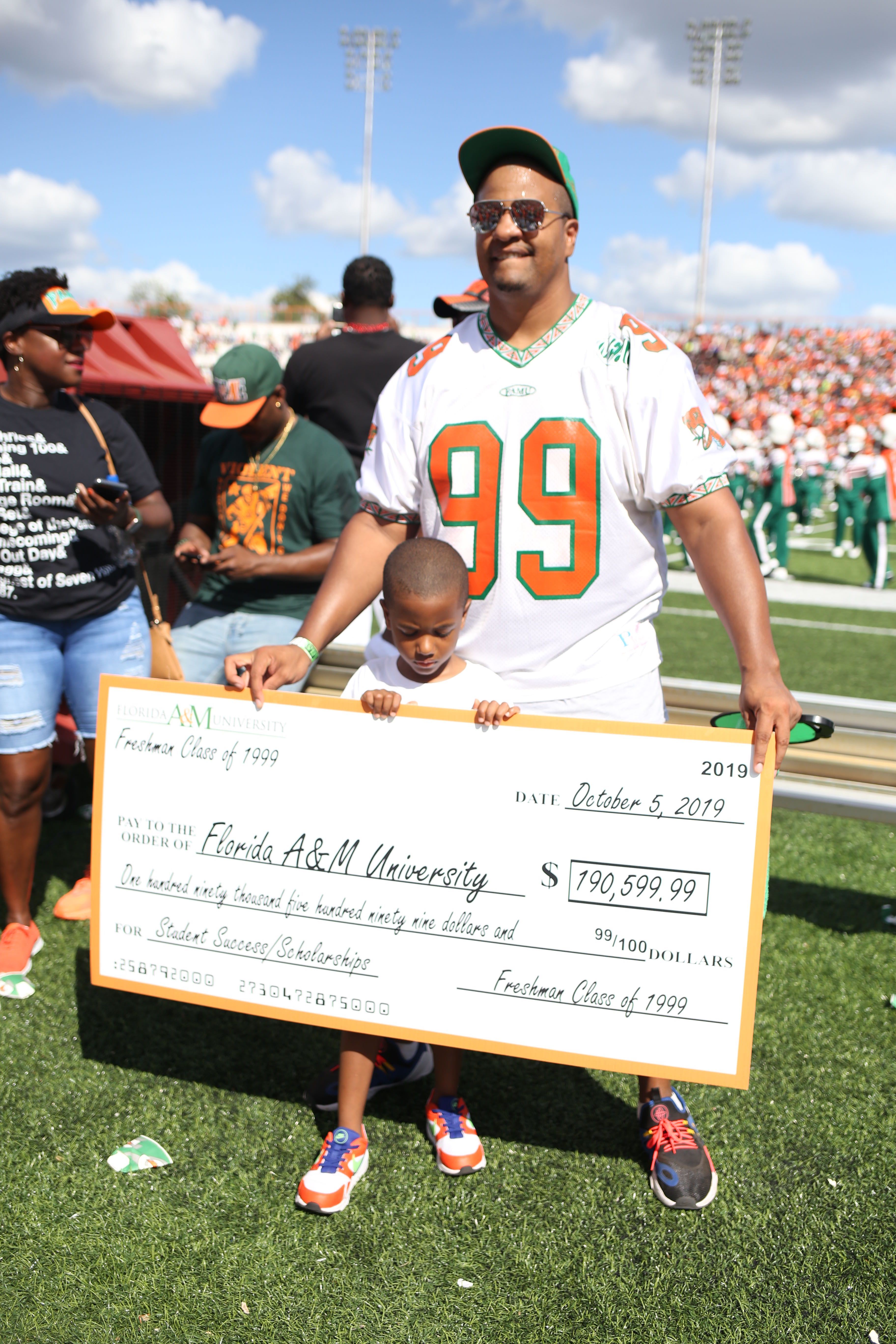 Javonté Anyabwelé holds up nearly $200K donation check at FAMU homecoming