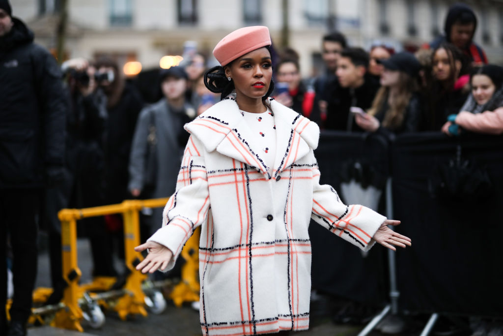 Street Style - Paris Fashion Week - Womenswear Fall/Winter 2020/2021 : Day Seven