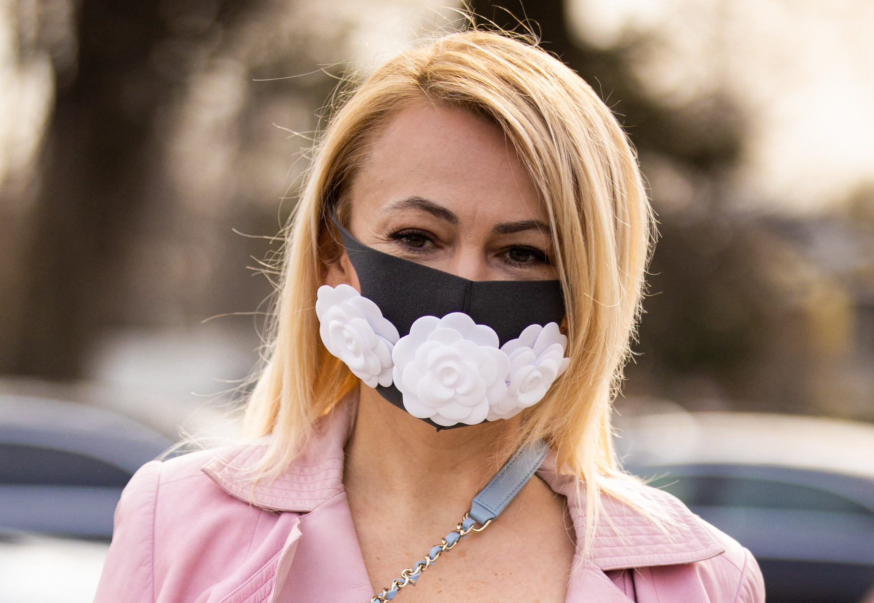 Street Style - Paris Fashion Week - Womenswear Fall/Winter 2020/2021 : Day Nine