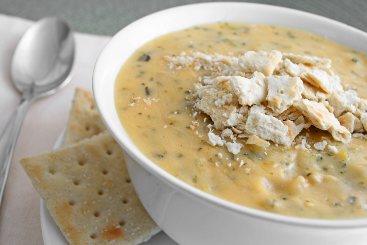 Broccoli cheddar cheese soup with crackers