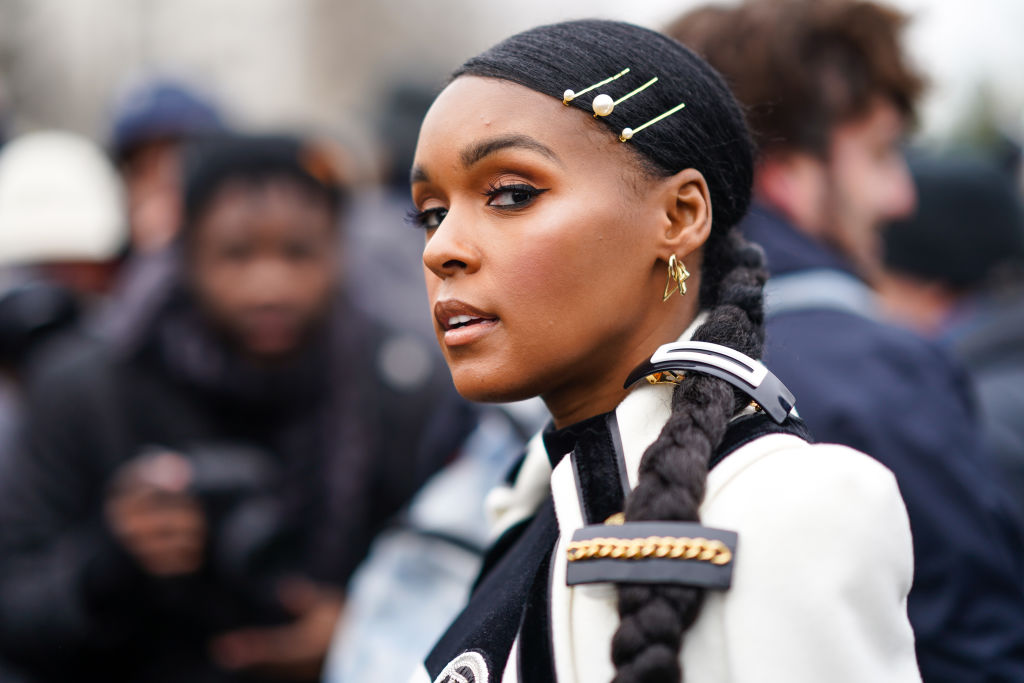 Street Style - Paris Fashion Week - Womenswear Fall/Winter 2020/2021 : Day Five