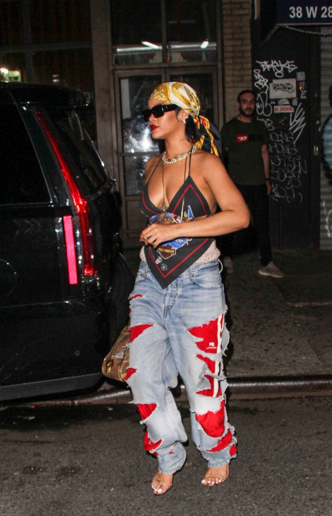 Rihanna and ASAP Rocky visit a NYC Hookah Bar