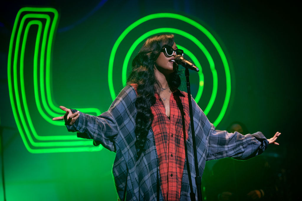 H.E.R. Performs Live At The Apollo Theater