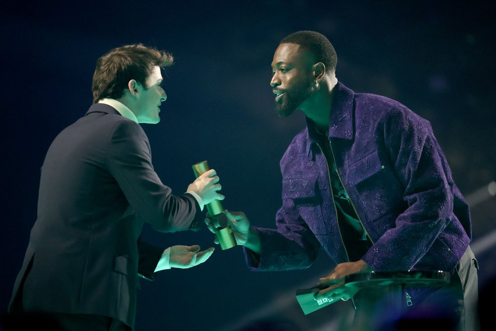 Noah Schnapp awarded by Dwyane Wade 2022 People's Choice Awards