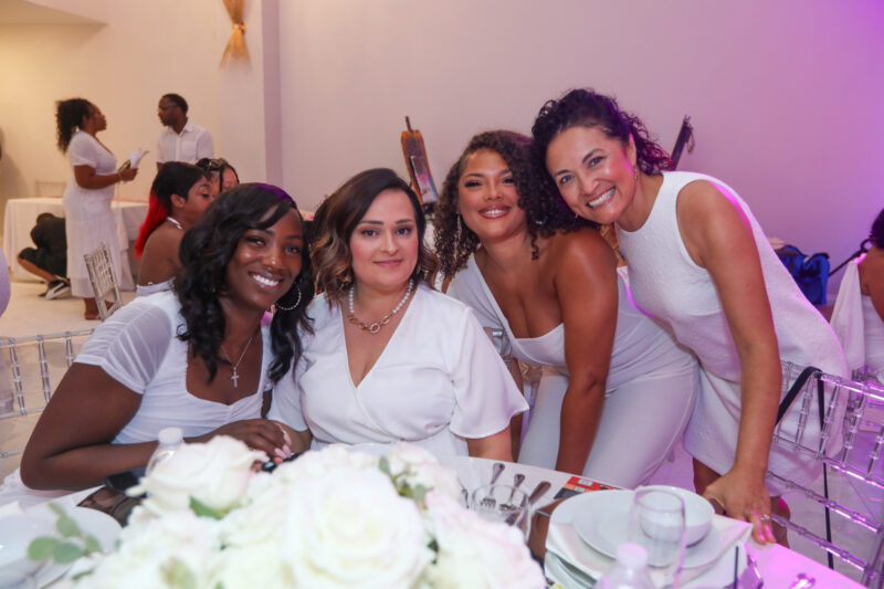 Women En Blanc