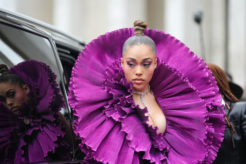 Street Style - Paris Fashion Week - Haute Couture Spring/Summer 2024 - Day Four