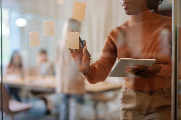 Close up on a businesswoman using sticky notes