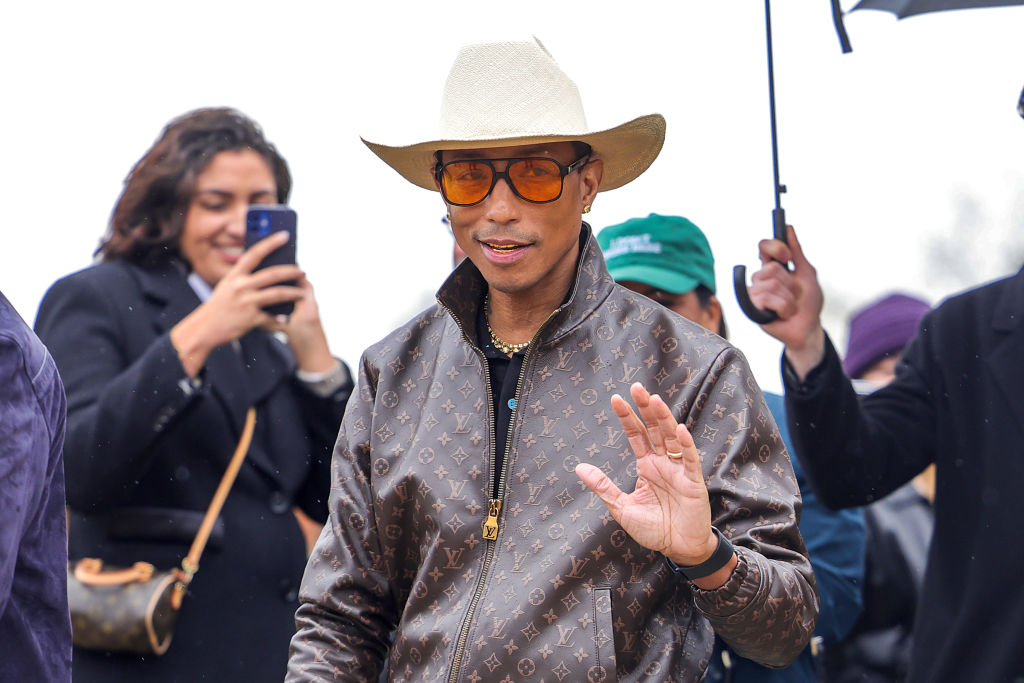 Loewe : Outside - Paris Fashion Week - Womenswear Fall/Winter 2024-2025