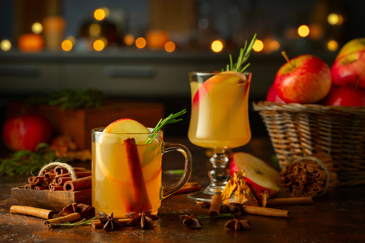 Mulled wine with apple slices, cinnamon, rosemary, and anise.