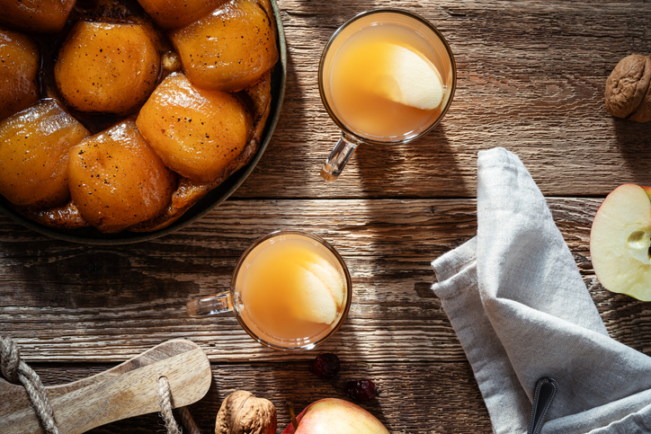Cocktail Guide - Apple tarte tatin and warm apple cider, autumnal dessert